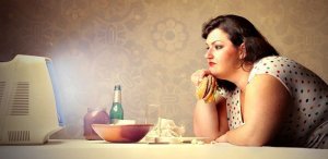 Az út a soványságtól a kövérségig........ Három dolog miatt történik: diéták, maratoni tévézések, Cukor és készételek. Ebben a zsákutcában csücsülünk, ha azonban ki akarunk jutni: le kell cserélni a hizlaló 3 rényezők 2 karcsúsítóra: - tornacipőre és - Zsírégető ételekre. Új embert faraghatunk magunkból!