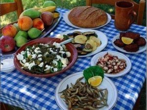 A mediterrán étrend  kiemeli a kulinális élvezetek között a fűszerek és a olívaolaj használatát,  kizárja  azonban a telített zsírok fogyasztását, melyek mindegyike hozzájárul a szívbetegséghez  .