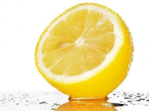 Az ásványvíz csippapítja az éhséget és nulla kalória. Citrommal maga a diéta.