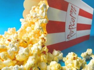 Egy nagy adag moziban vásárol  pattogatott kukorica 1200 kalóriát tartalmazhat.