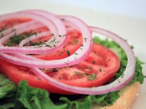 A hagyma hungarikum! De nem ettől könnyezem: zsírégtő, vitaminokkal, gyógyító erőkkel bíró zöldség, fontos a szervezet számára.